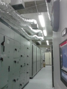 Ο διάδρομος με τους ηλεκτρονικούς πίνακες που ψύχουν τα κλιματιστικά της ADTHERM εξασφαλίζοντας την προστασία και την εύρυθμη λειτουργία τους