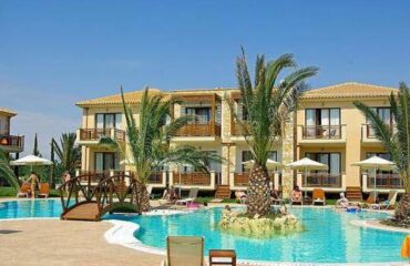 Στο υπερπολυτελές ξενοδοχειακό συγκρότημα πέντε αστέρων «Mediterranean Village» στην Παραλία Κατερίνης λειτουργούν 48 μπόιλερ με αντλία θερμότητας της ADTHERM, τα οποία είναι τοποθετημένα στα 18 κτίρια, καλύπτοντας πλήρως τις ανάγκες για ζεστά νερά χρήσης