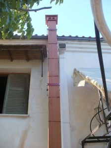H διπλή μονομένη κεραμική καμινάδα (Φ170) που εγκαταστάθηκε στην οικία του κ. Μανωλόπουλου 