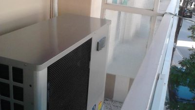 Η αντλία χαμηλών θερμοκρασιών 8 KW που τοποθετήθηκε στο μπαλκόνι του ιατρείου του αγγειολόγου Κωνσταντίνου Χατζηπαντελή στην Κατερίνη