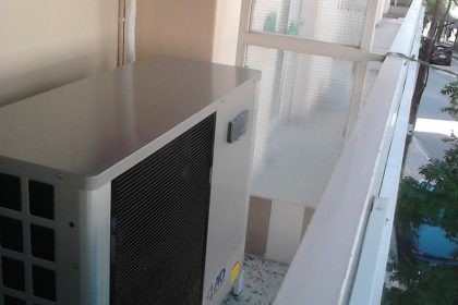 Η αντλία χαμηλών θερμοκρασιών 8 KW που τοποθετήθηκε στο μπαλκόνι του ιατρείου του αγγειολόγου Κωνσταντίνου Χατζηπαντελή στην Κατερίνη