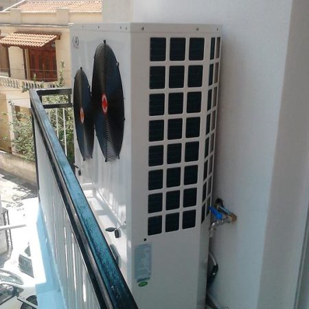 Αντλία θερμότητας σε μπαλκόνι στη Θεσσαλονίκη Αντλία θερμότητας σε διαμέρισμα
