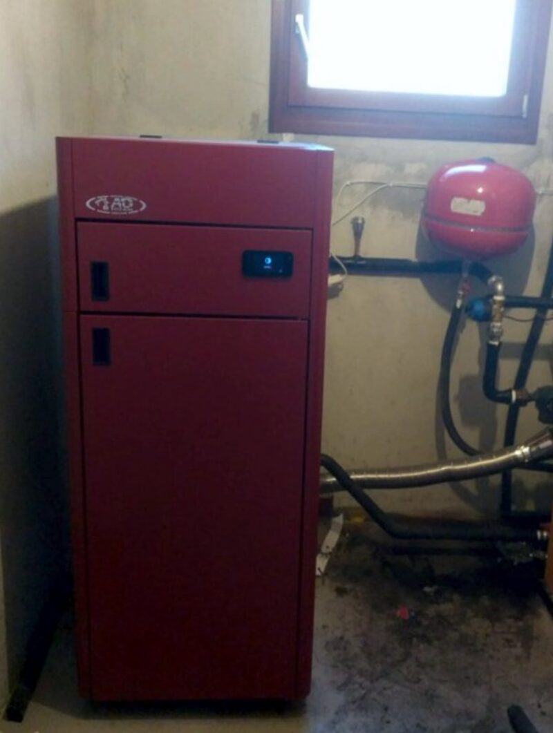 Αυτοκαθαριζόμενη μονάδα πελλετ BIOMAX σε μονοκατοικία στο Σβορώνο Πιερίας